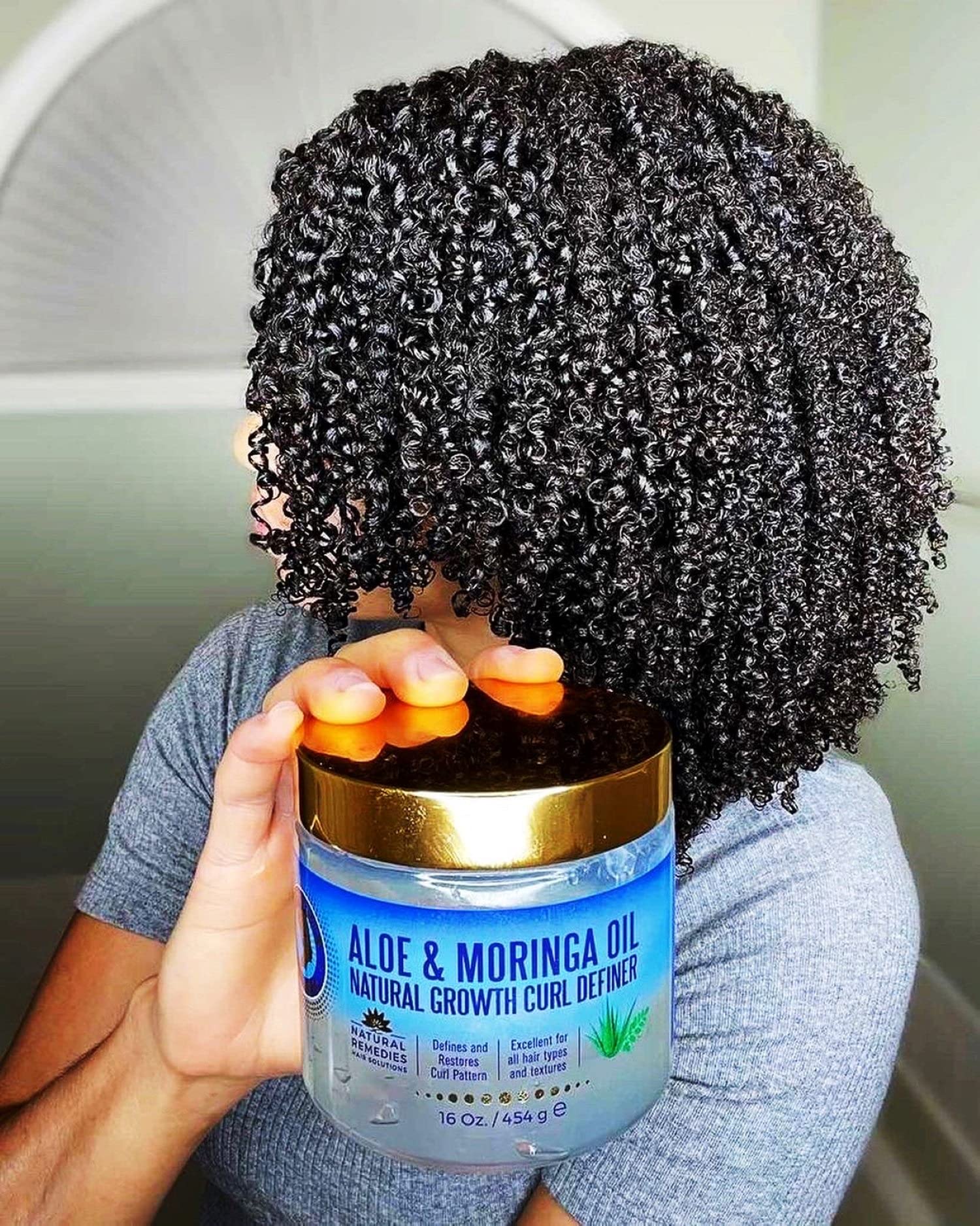 Aplicación suave del gel Nefertiti's Secrets para rizos desenredados y control de frizz