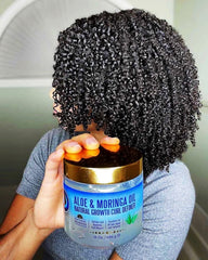 Aplicación suave del gel Nefertiti's Secrets para rizos desenredados y control de frizz
