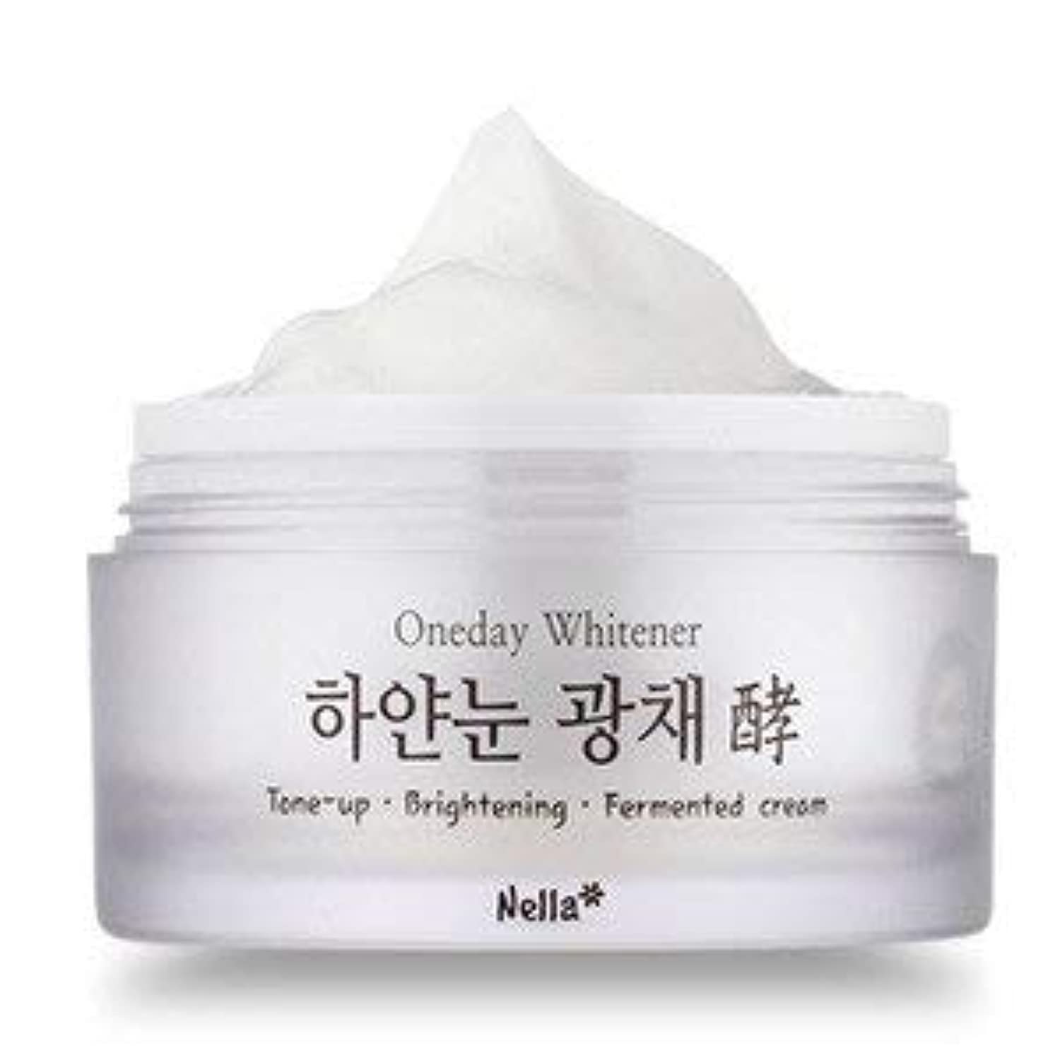 Crema Nella tono iluminador con textura suave para brillo natural.