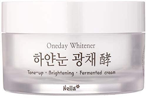 Nella envase crema tono brillante con empaque elegante para uso diario.