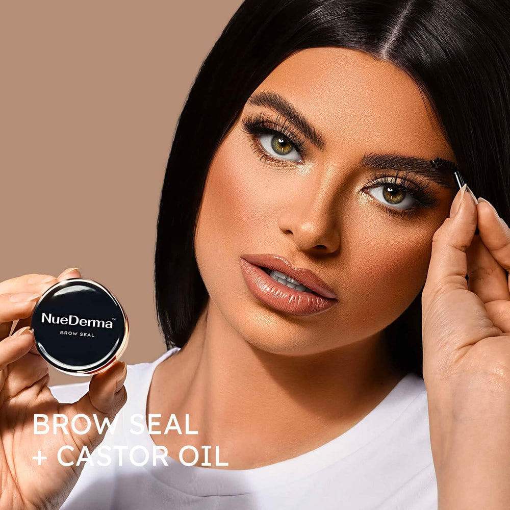 NueDerma Brow Seal con aplicador cepillo para aplicación precisa.