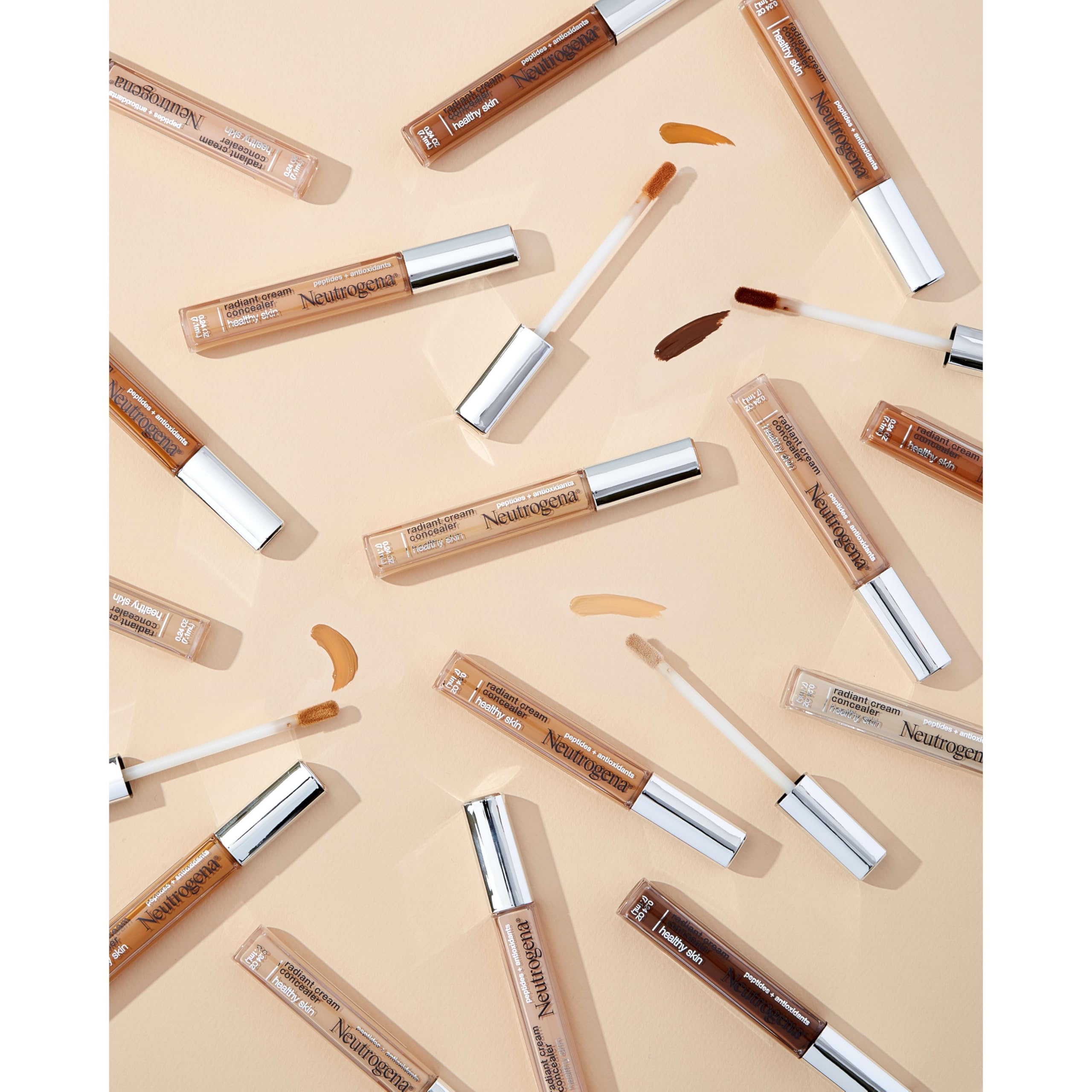 Aplicación del concealer Neutrogena en ojos para ojeras suaves