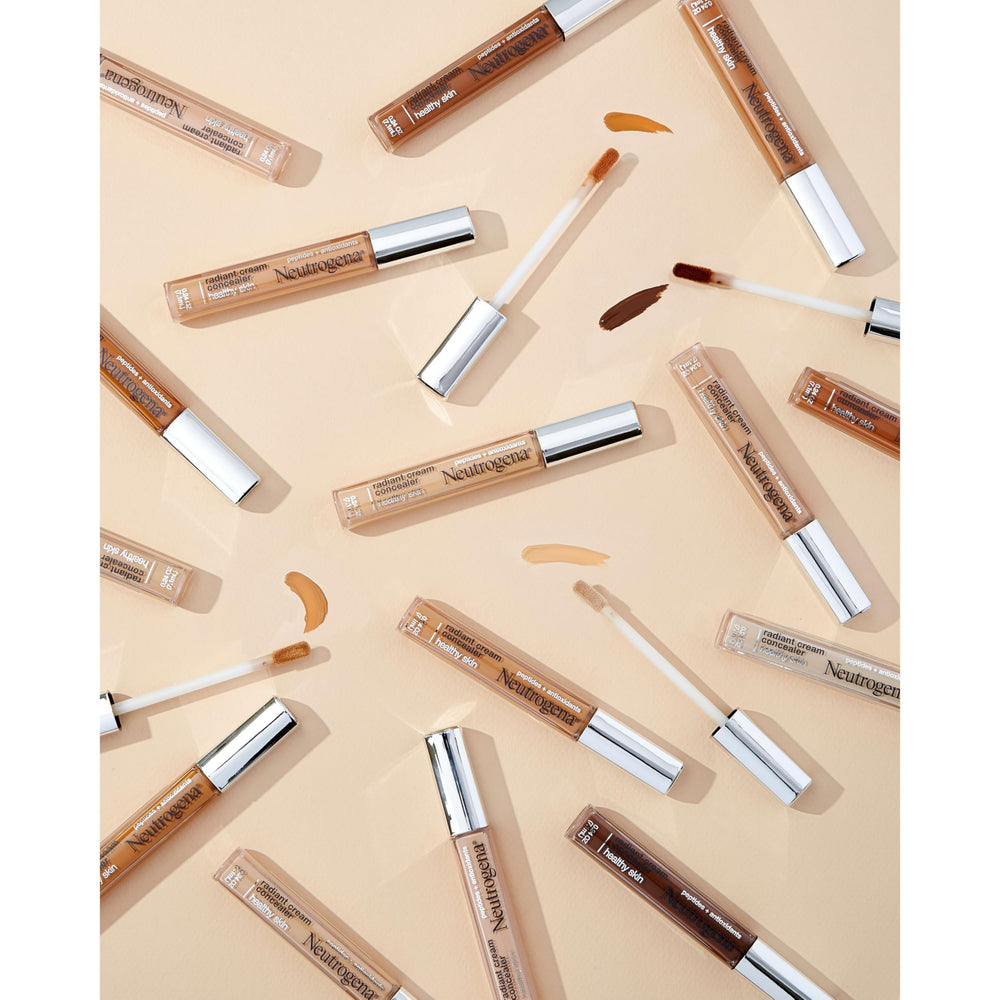 Aplicación del concealer Neutrogena en ojos para ojeras suaves