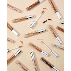 Aplicación del concealer Neutrogena en ojos para ojeras suaves