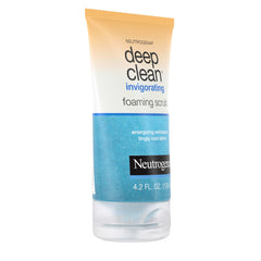 Neutrogena espuma refrescante en rostro durante la limpieza