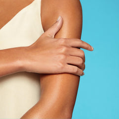 Neutrogena Hydro Boost: aplicación suave en antebrazo para hidratación diaria.