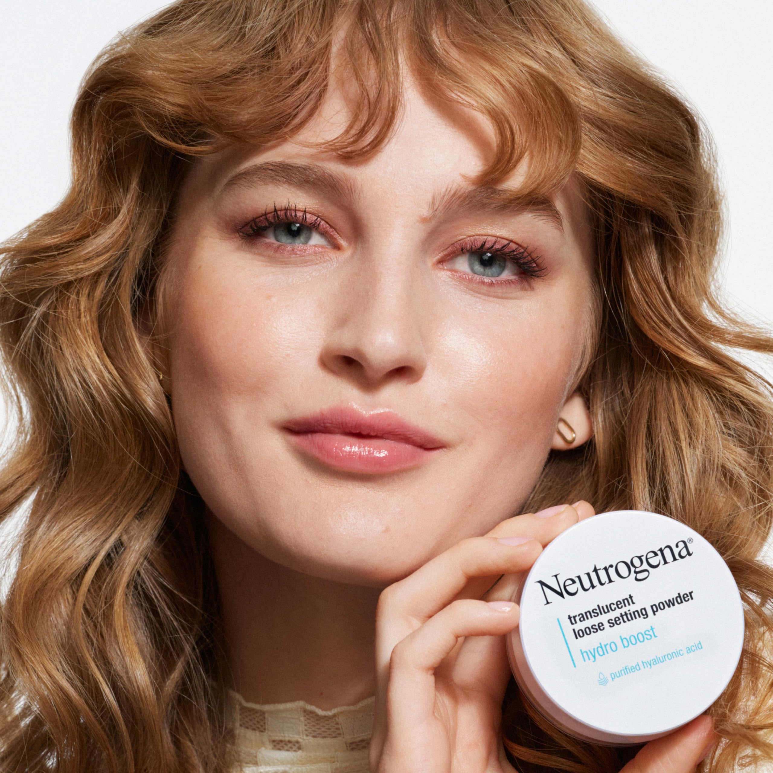 Neutrogena Hydro Boost polvo translucido aplicado con brocha para acabado suave y duradero