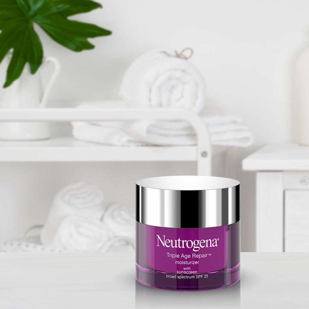 Neutrogena Triple Age Repair vitamina C, enfoque en aclarar tono y luminosidad.