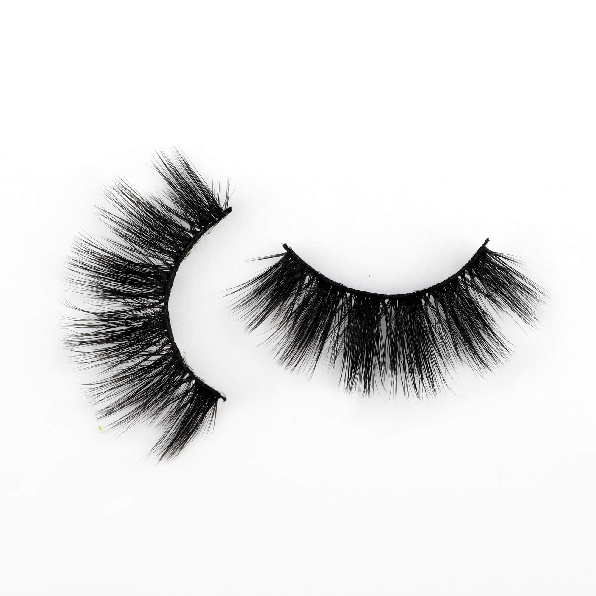Newcally Lashes flexible band ensures easy application and removal