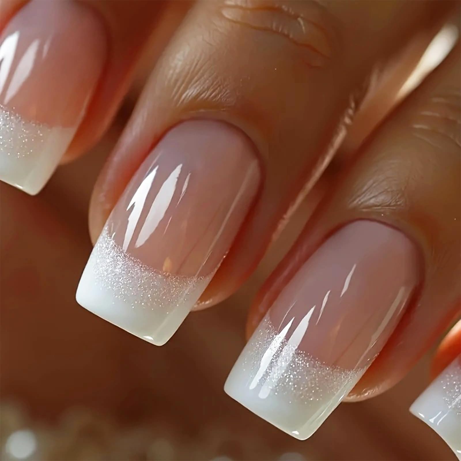 Uñas NEWSPIED con purpurina plateada y gradiente blanco para un look sofisticado