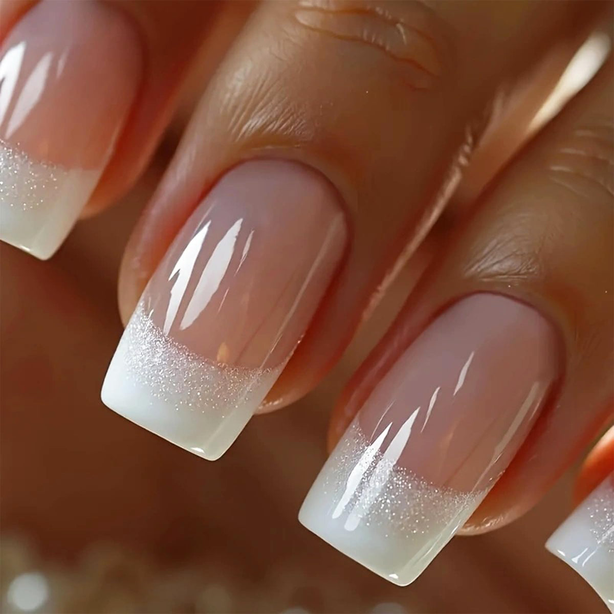 Uñas NEWSPIED con purpurina plateada y gradiente blanco para un look sofisticado