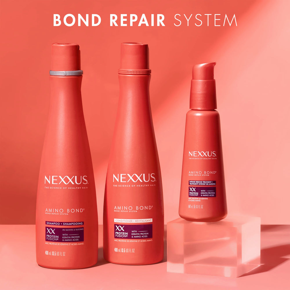 Aplicando el suero en cabello limpio para reforzar enlaces y elasticidad.