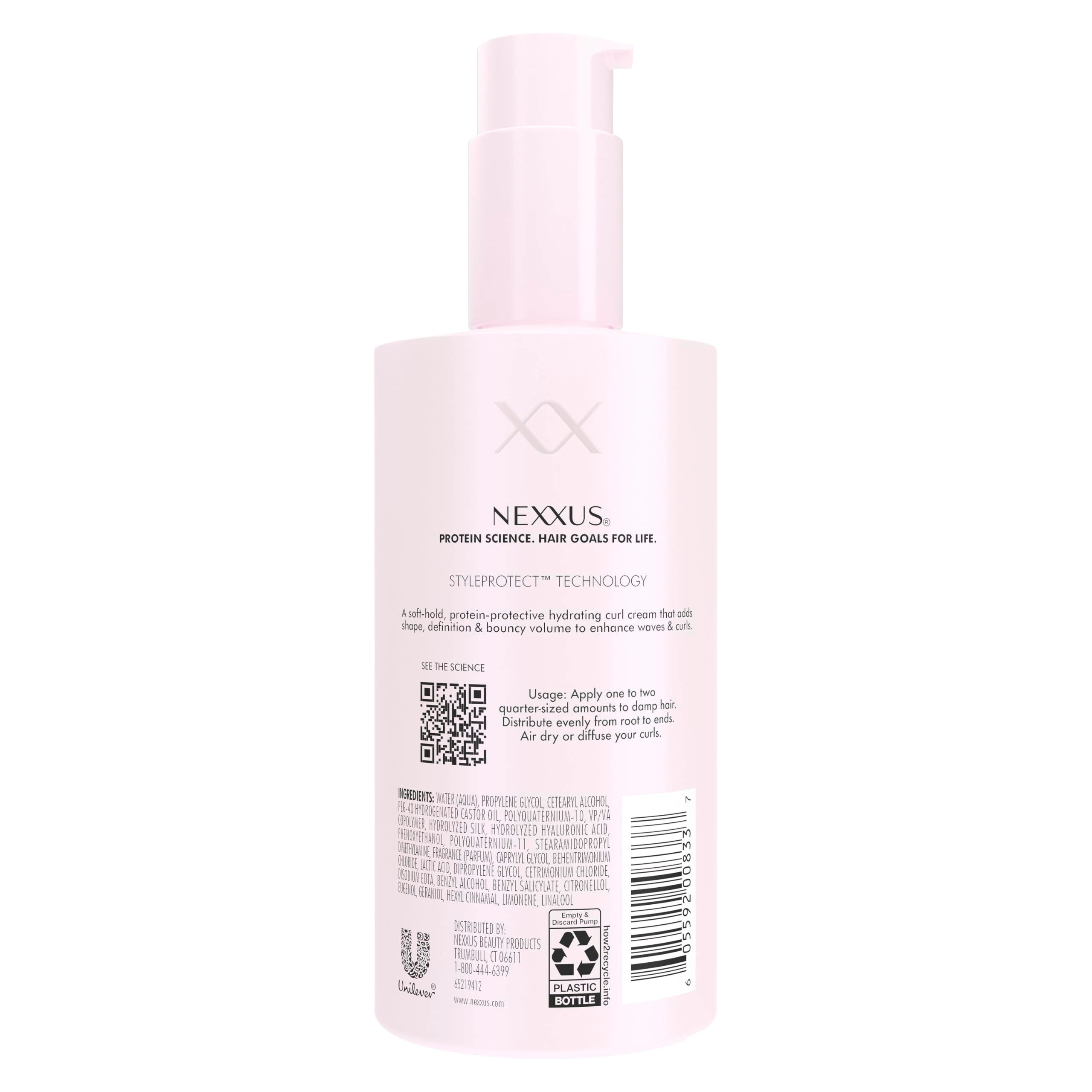 Nexxus aplicación de crema para definición suave de rizos.