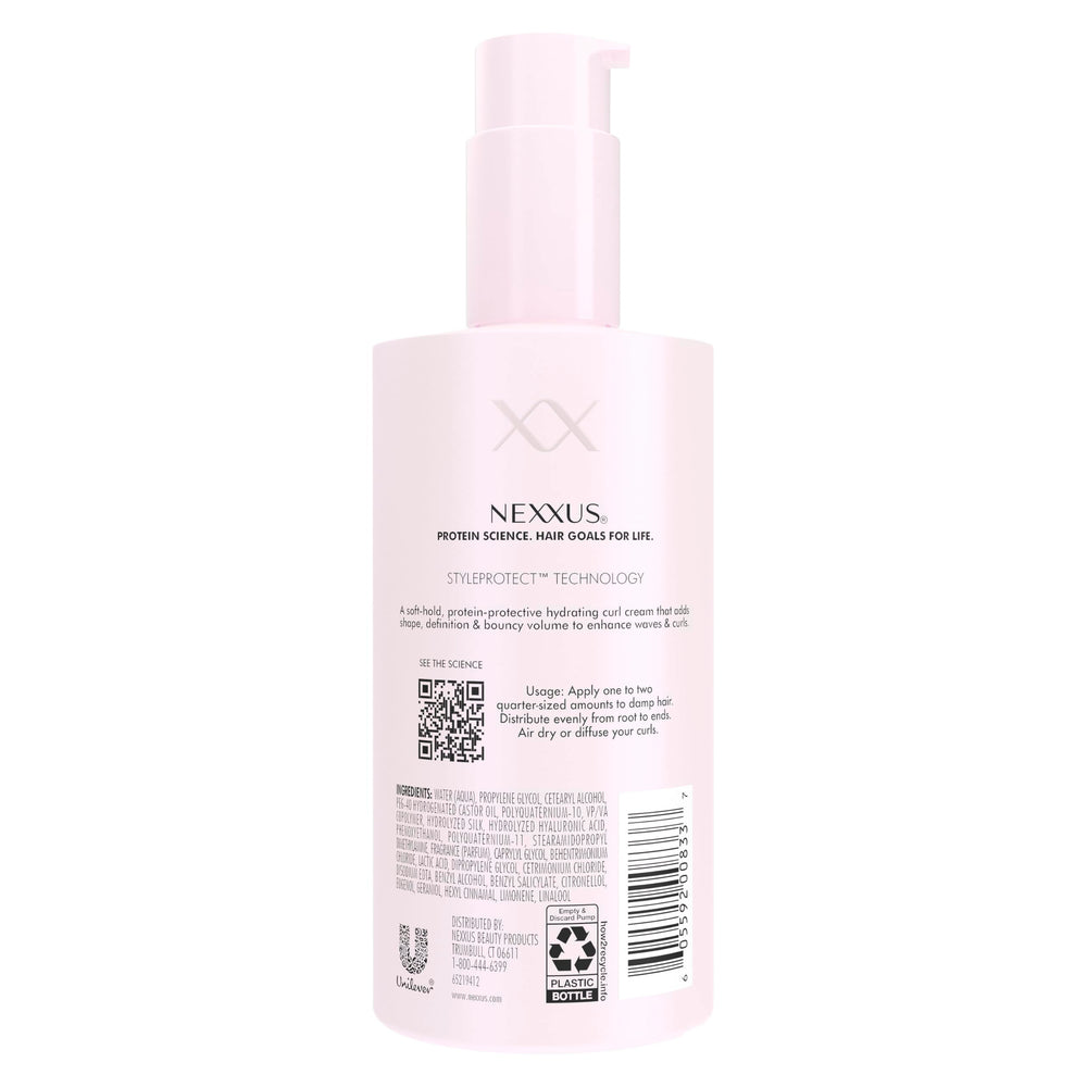Nexxus aplicación de crema para definición suave de rizos.