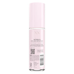 Nexxus Styling Hair Oil aplicación en manos para distribución uniforme.