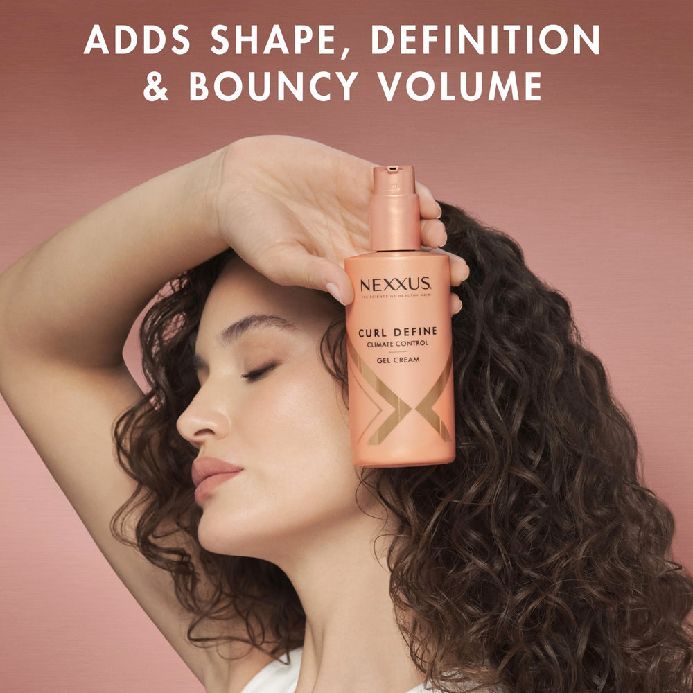 Nexxus tecnología STYLEPROTECT combina gel y crema para rizos.