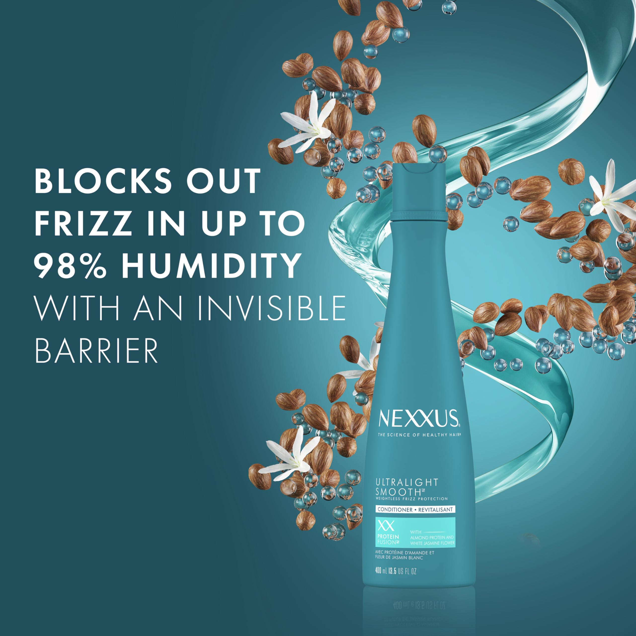 Nexxus Ultralight Smooth Conditioner aplicación manos: masaje suave desde raíces hasta puntas.
