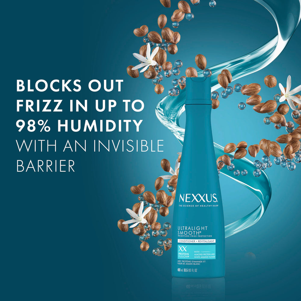Nexxus Ultralight Smooth Conditioner aplicación manos: masaje suave desde raíces hasta puntas.