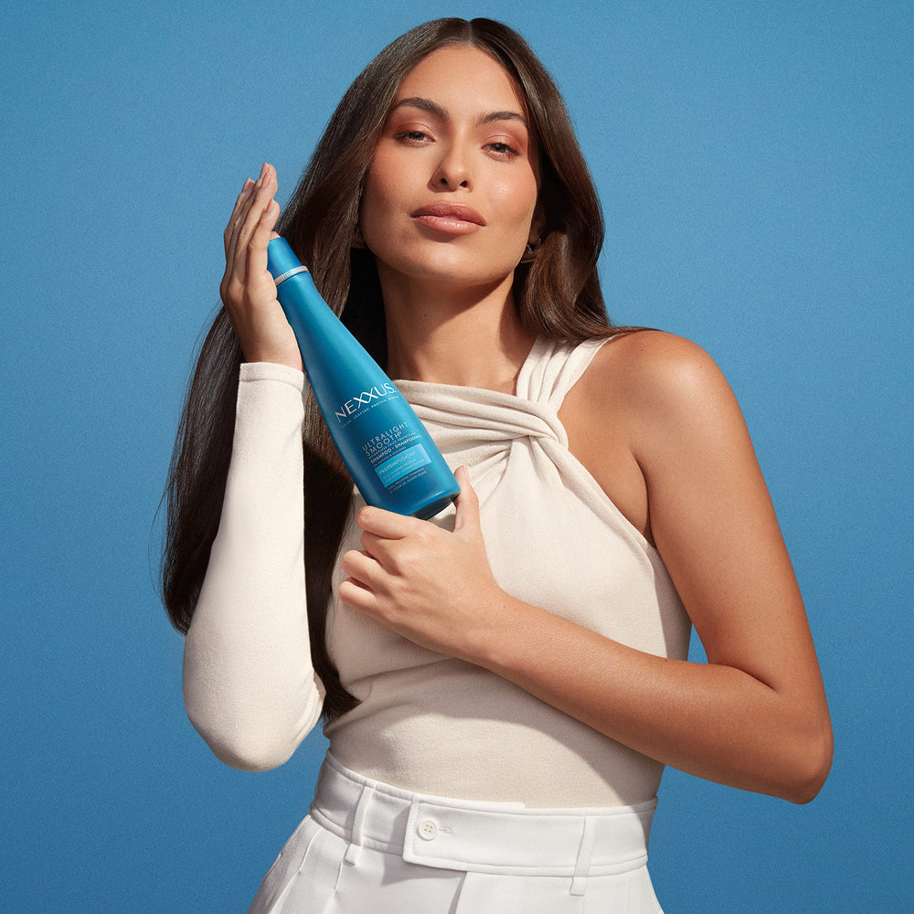 Nexxus Ultralight Smooth Shampoo, envase junto al acondicionador, muestra el enfoque de cuidado completo.