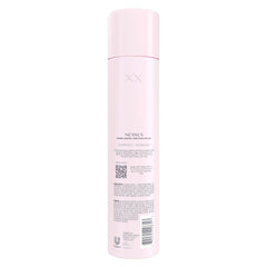 Nexxus XXL Volume: aplicación precisa del spray para fijar el estilo.