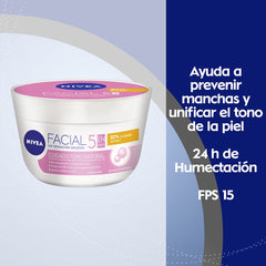 Aplicación circular en la cara con NIVEA Aclaradora Natural para tono uniforme