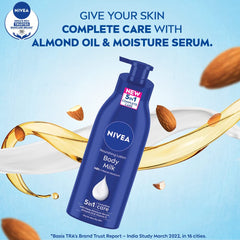 Aplicación suave de la crema NIVEA en la piel con masaje