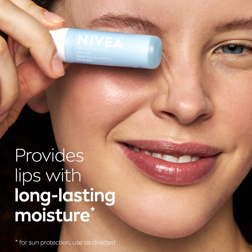 NIVEA balsamo labial manteca de karite para reparación suave.
