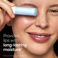 NIVEA balsamo labial manteca de karite para reparación suave.