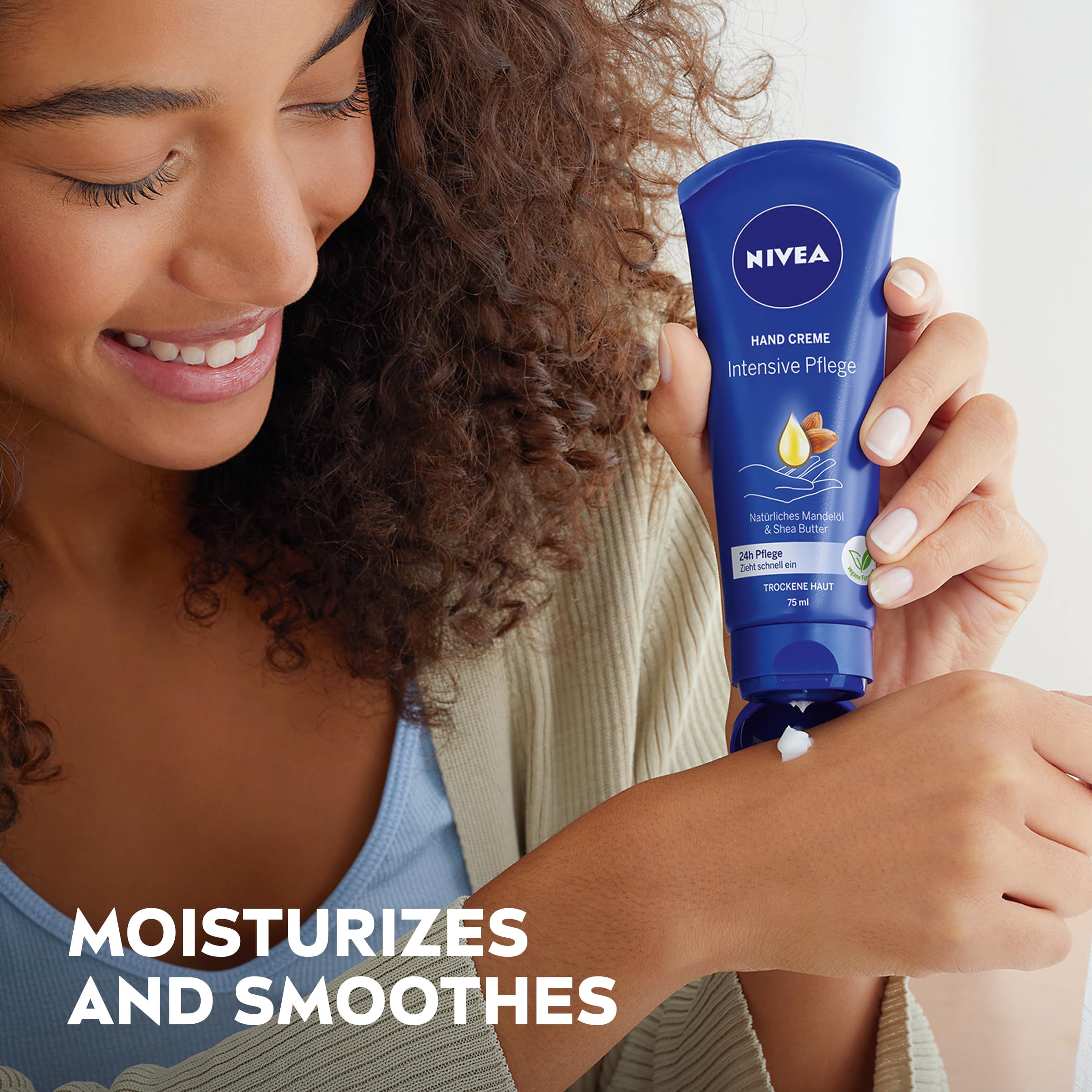 NIVEA bálsamo labial nutritivo para labios suaves y protegidos.