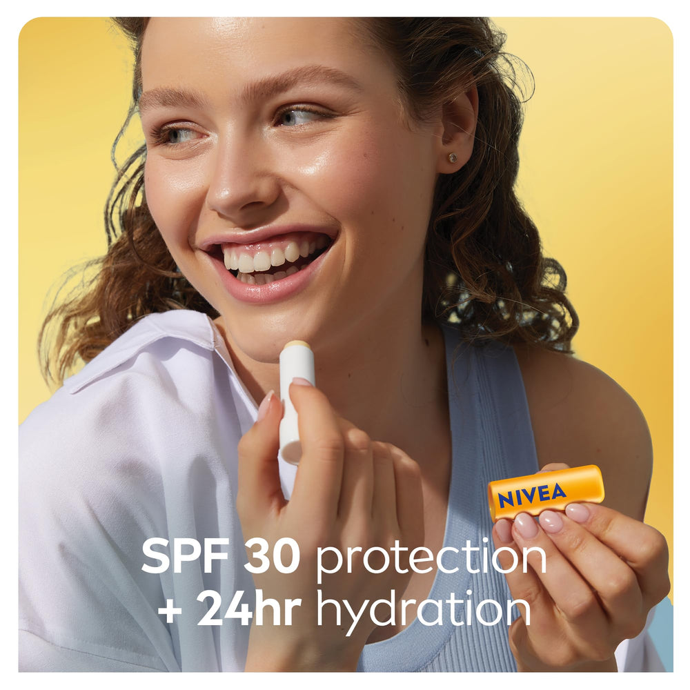 NIVEA bálsamo labial SPF30, textura cremosa para hidratación diaria.