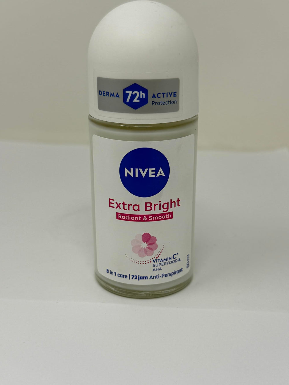 NIVEA Brillo Extra 50 ml, tamaño compacto para retoques.