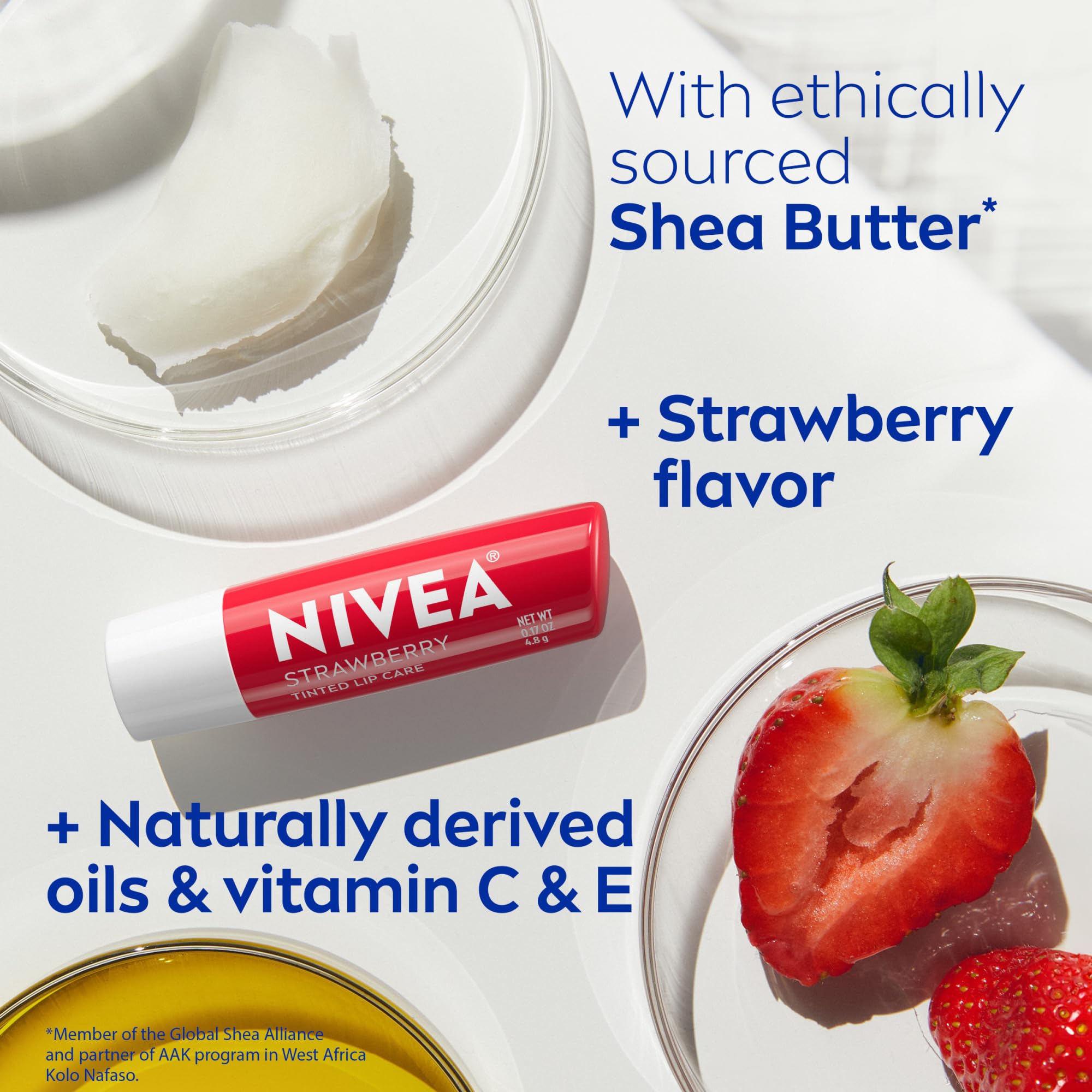 Brillo sutil y color rojizo en labios con NIVEA.