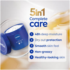 Aplicación en manos con NIVEA, crema nutritiva para piel seca.