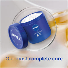 Piel seca se beneficia de la crema NIVEA con aceite de almendra.