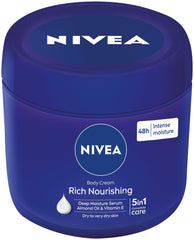 Textura cremosa de NIVEA crema corporal, sensación suave en la piel.