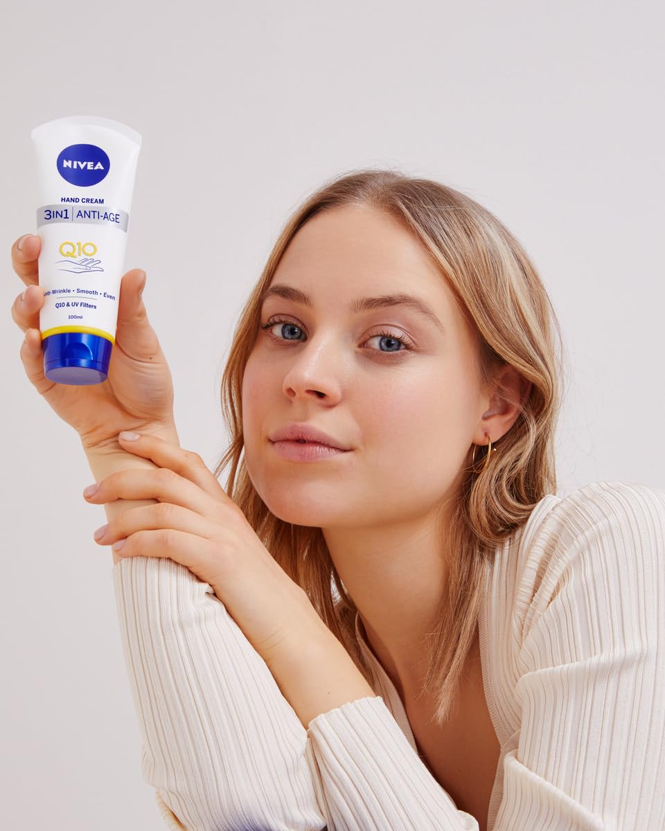 NIVEA crema de manos Q10 3 en 1 ofrece hidratación y uniformidad.