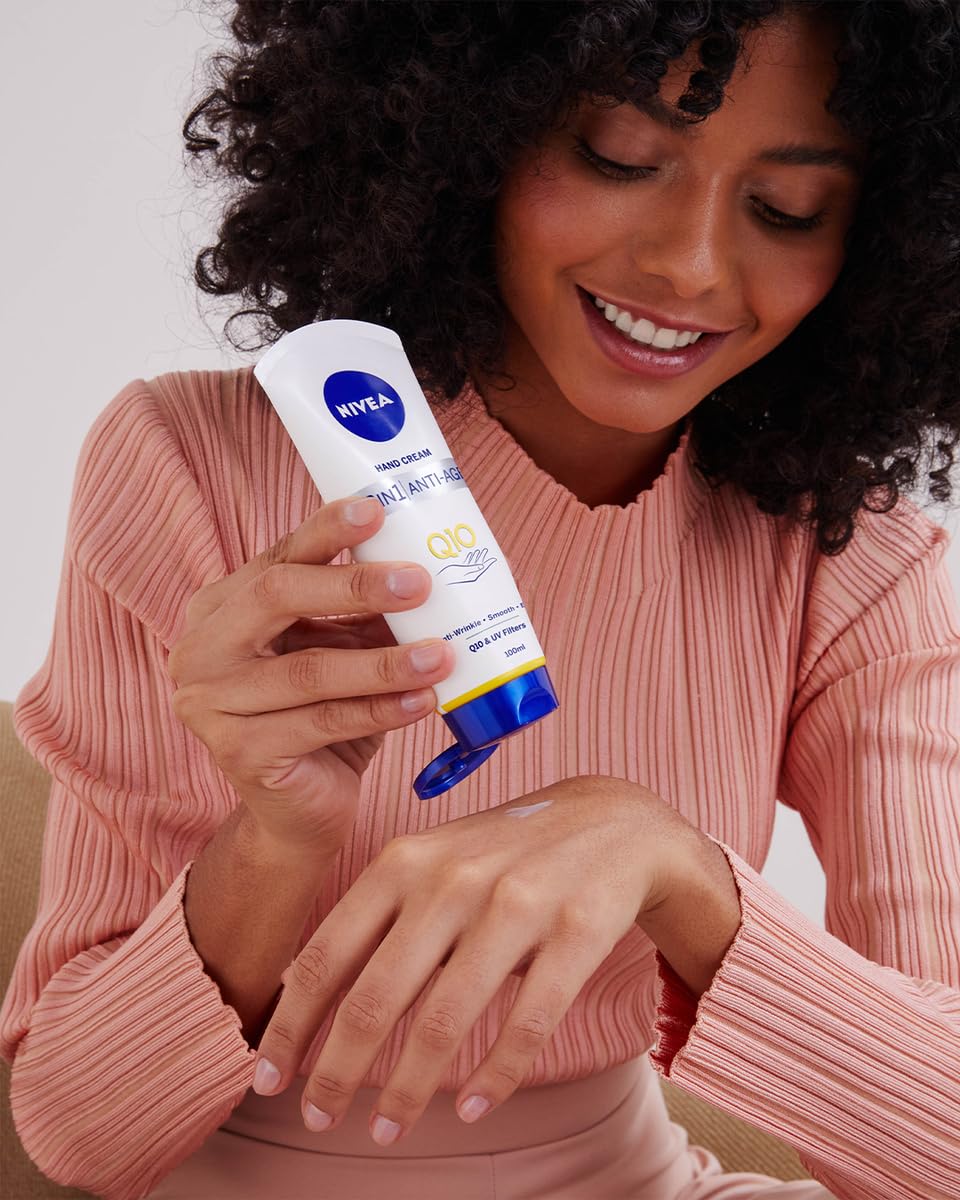 NIVEA crema de manos lista para uso diario junto al lavabo.