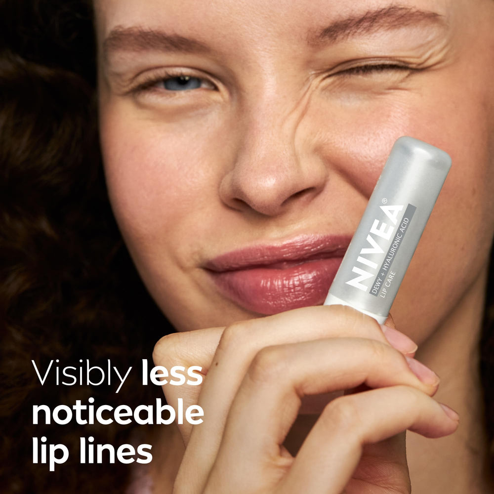 Lips with dewy finish after NIVEA hyaluronic acid lip care.