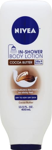 Aplicación en piel mojada con NIVEA aporta hidratación sin sensación pegajosa.
