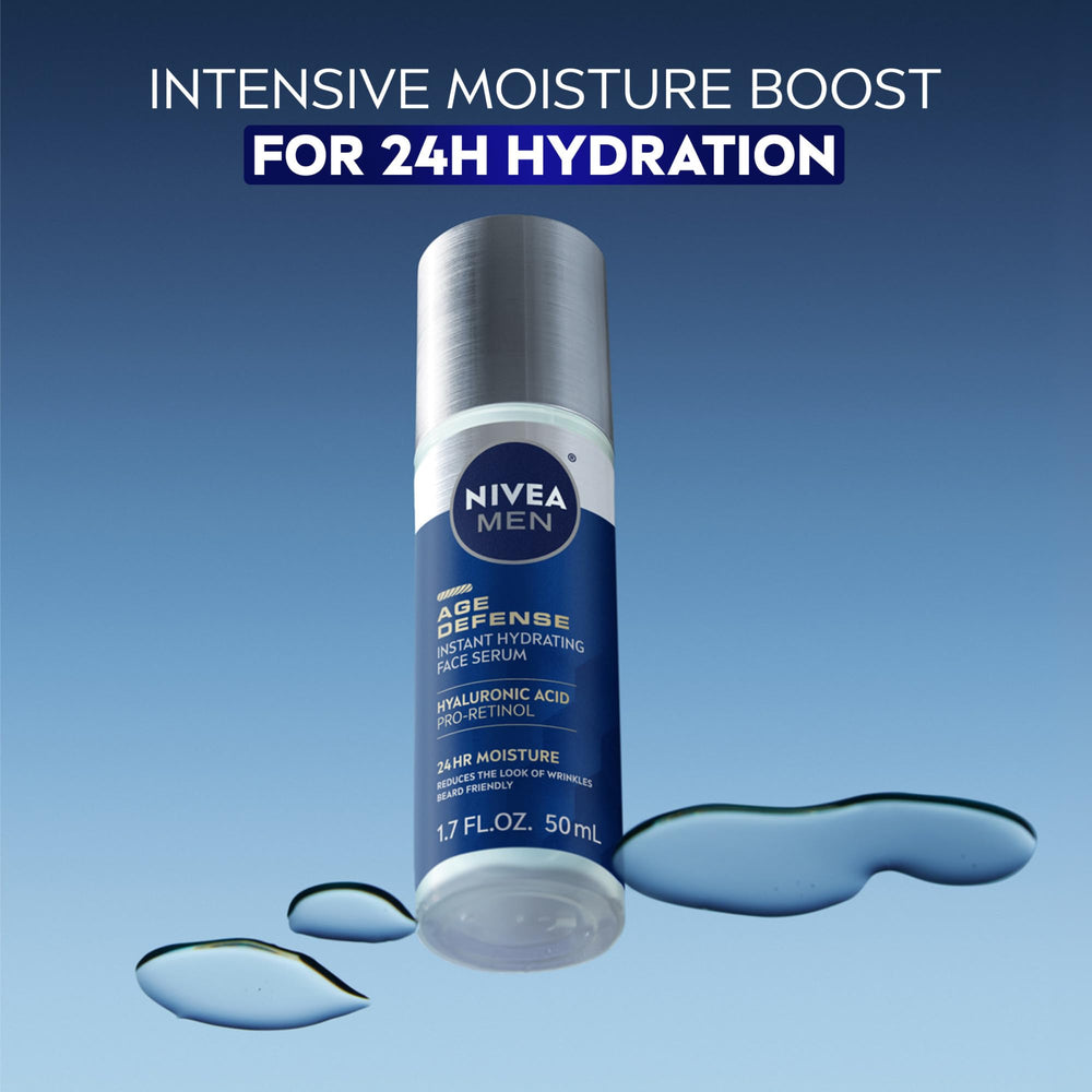 Aplicación nocturna del suero NIVEA MEN Age Defense para piel rejuvenecida.