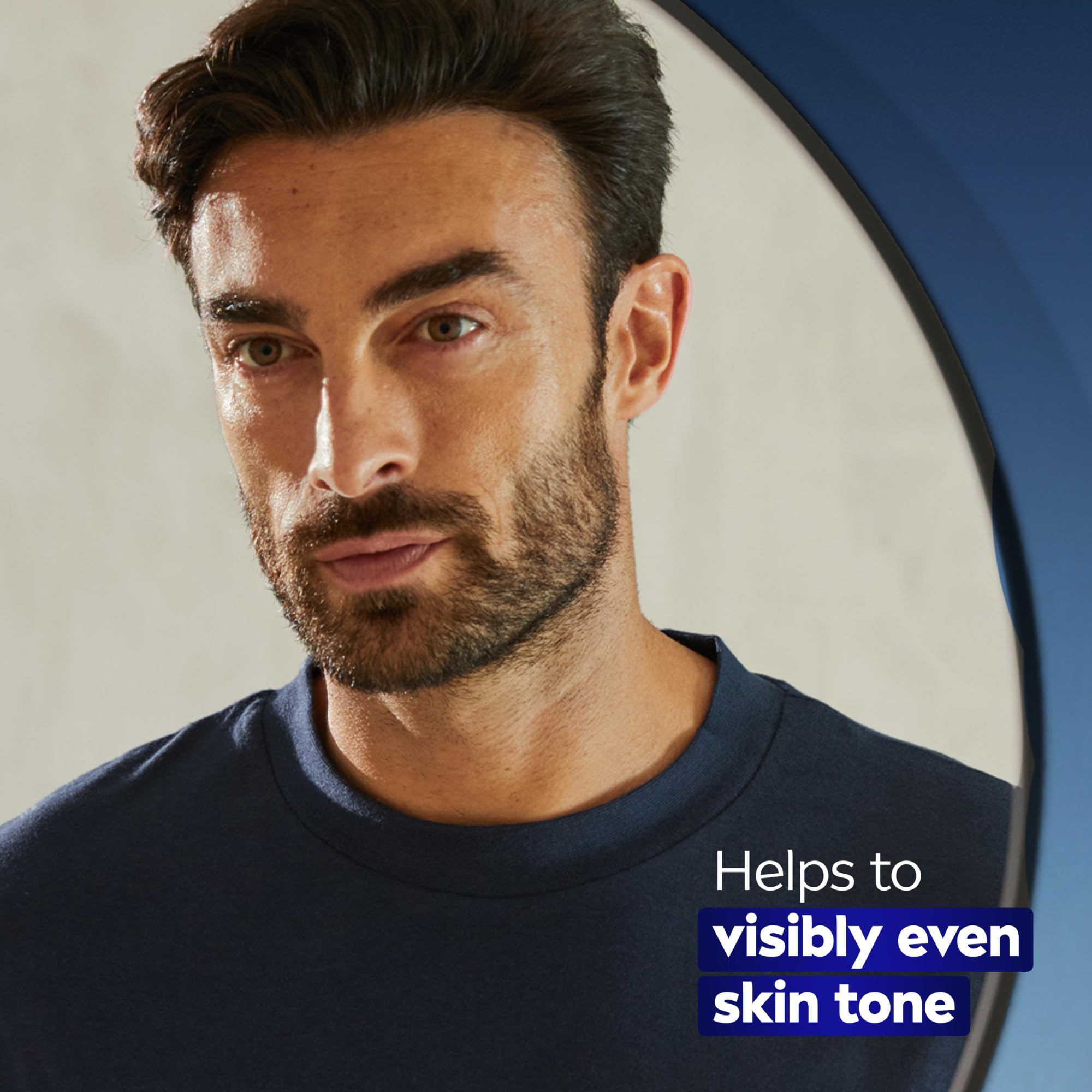 NIVEA MEN Age Defense Serum: rostro durante la aplicación, piel suave.
