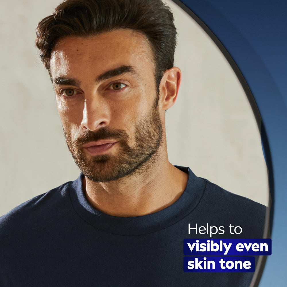 NIVEA MEN Age Defense Serum: rostro durante la aplicación, piel suave.