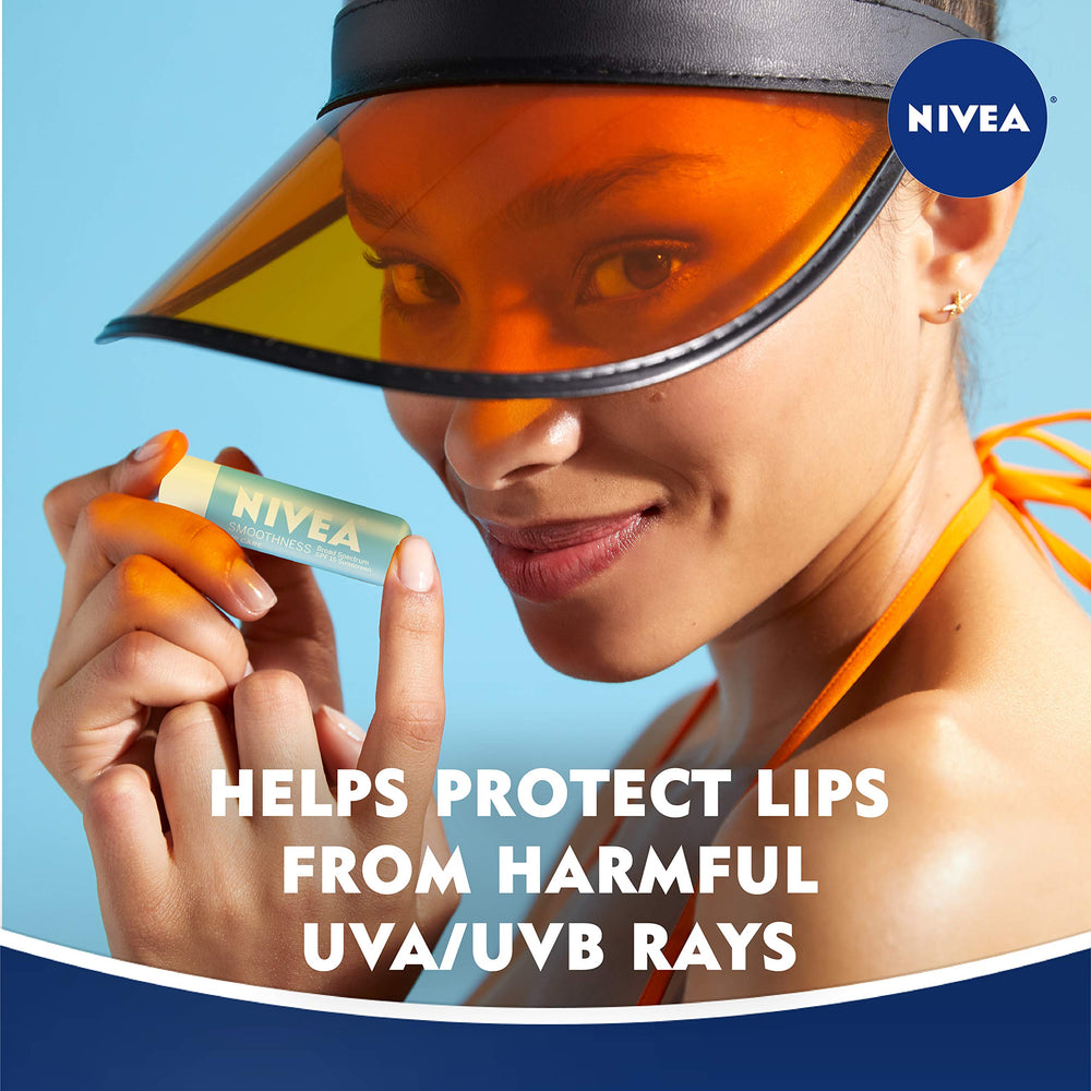 Cuidado labial suave NIVEA Smoothness con manteca de karité y aceites para nutrición.