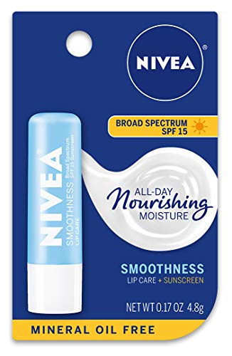 Cuidado labial suave NIVEA Smoothness: textura cremosa para labios suaves.