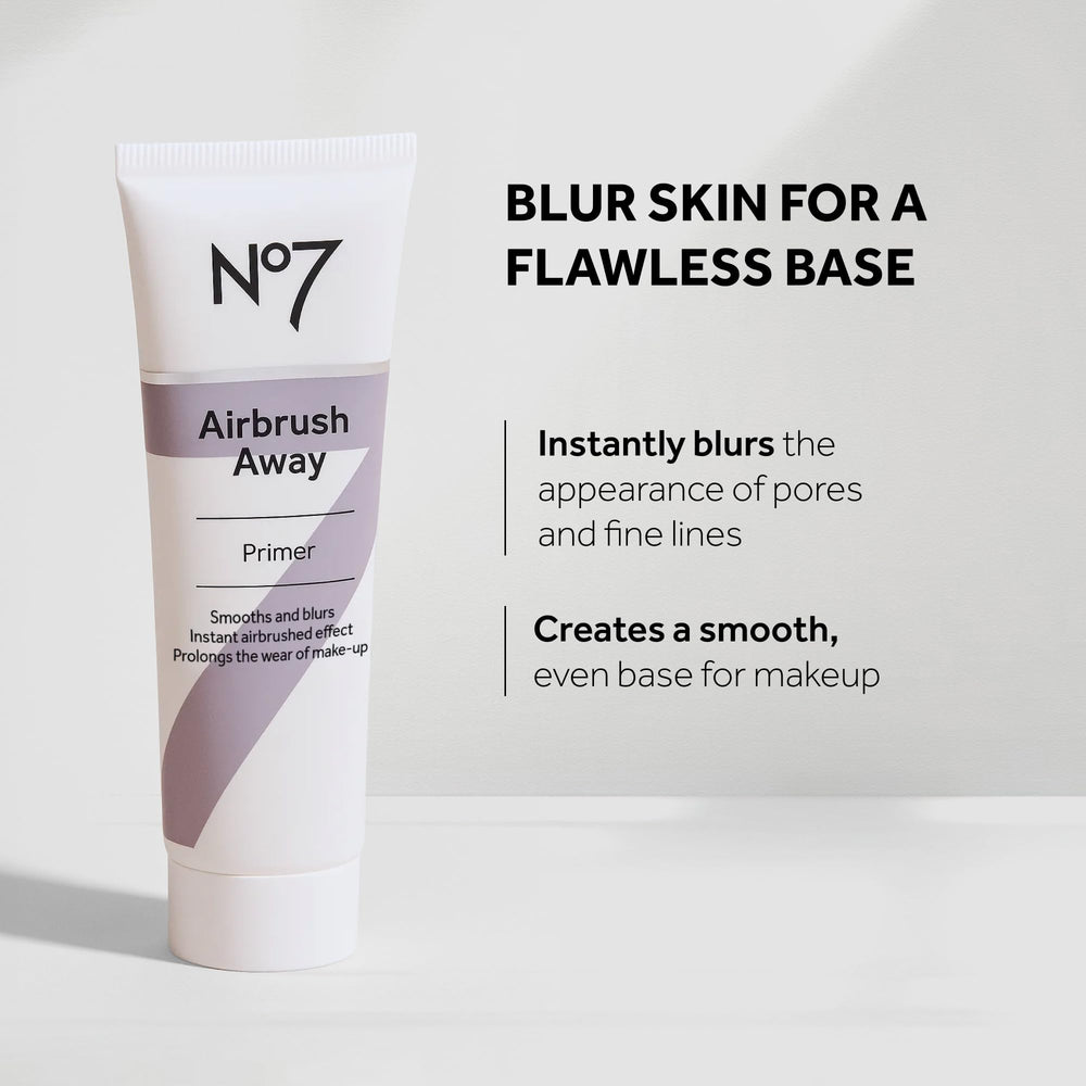 Textura satinada de No7 Airbrush Away facilita la aplicación de maquillaje.