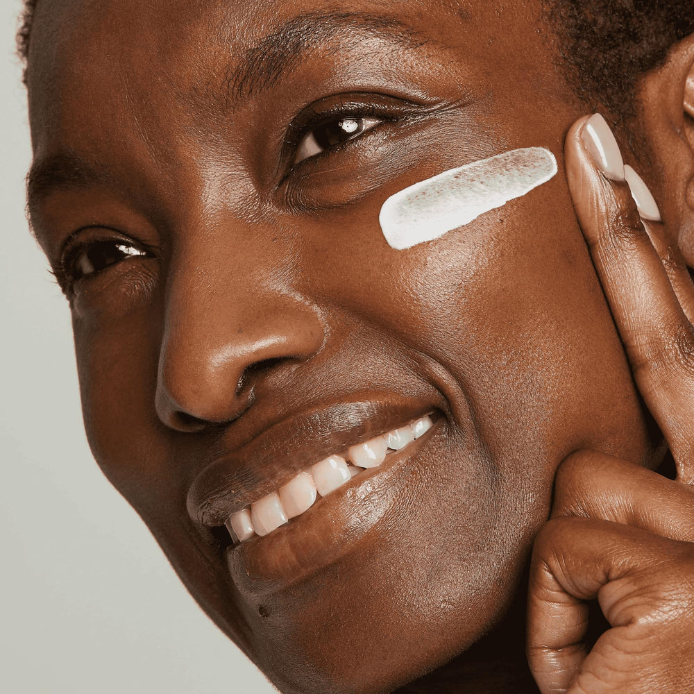 No7 Protect & Perfect al aplicar crema facial, experiencia suave y calmante.