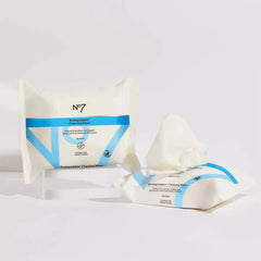 No7 elimina maquillaje resistente al agua con facilidad y suavidad.