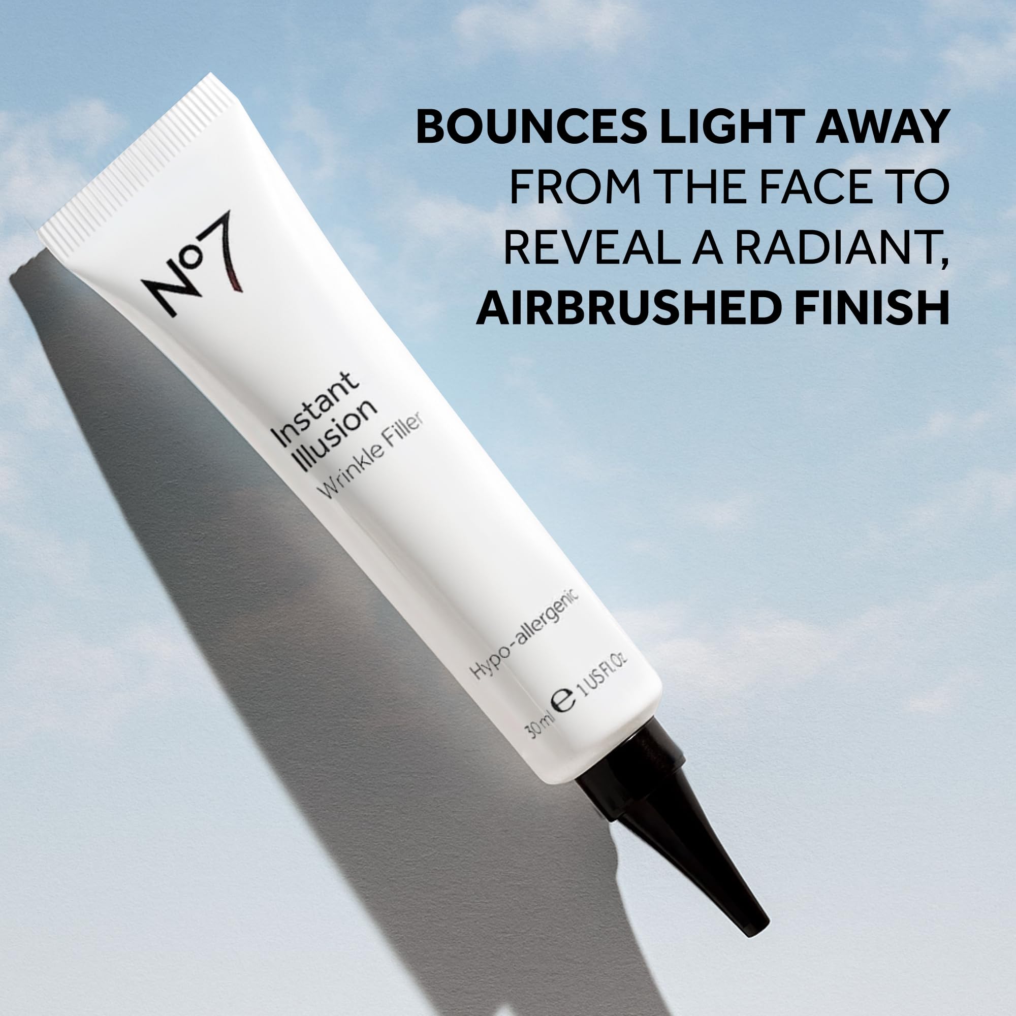 No7 Instant Illusion Wrinkle Filler en rostro, aporta luminosidad suave y natural.