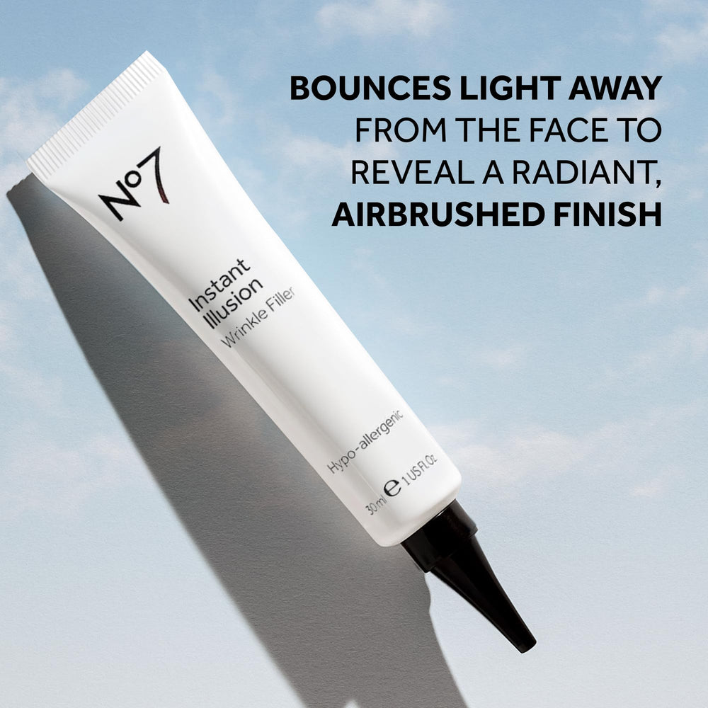 No7 Instant Illusion Wrinkle Filler en rostro, aporta luminosidad suave y natural.