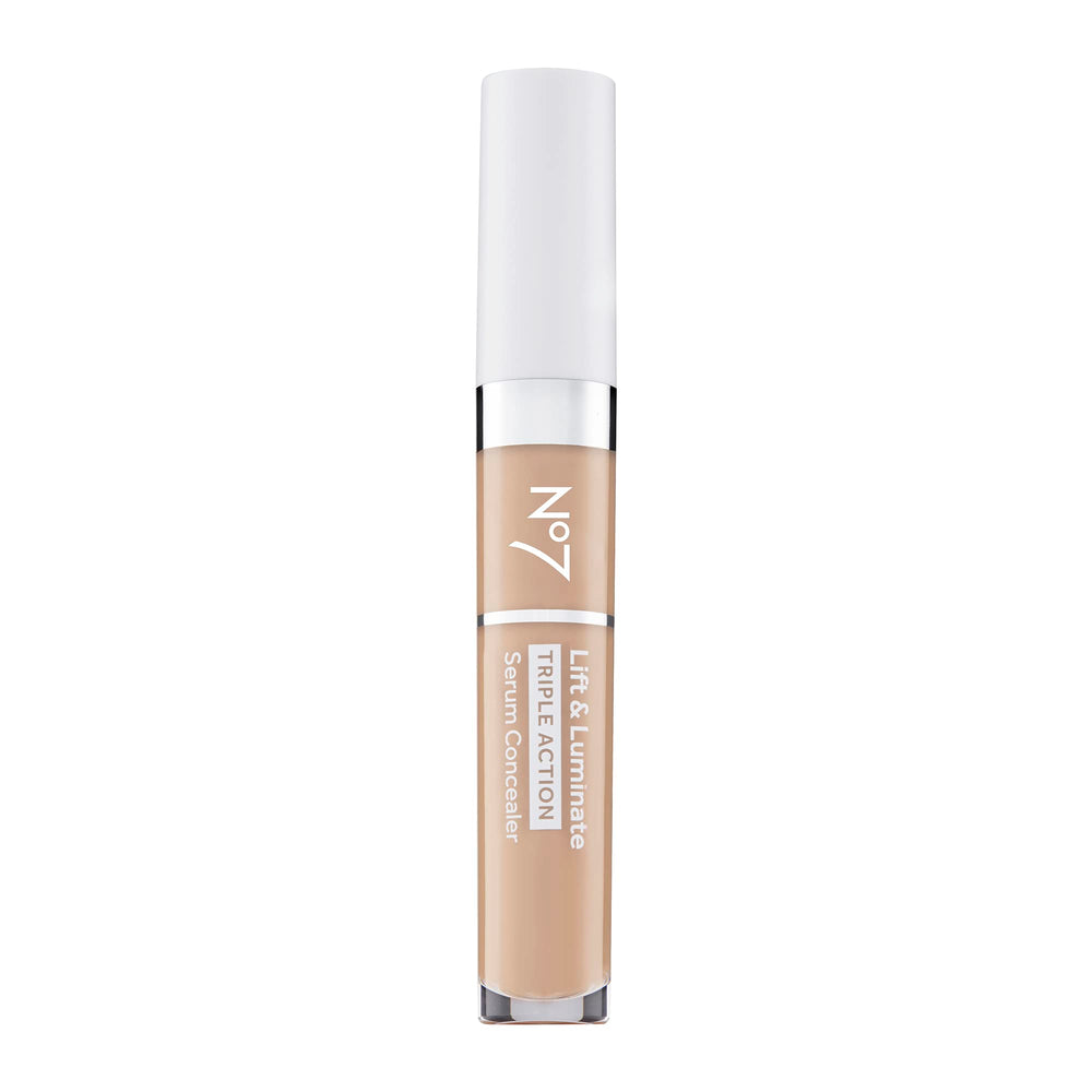 Concealer No7 Lift & Luminate, envase y aplicador, ofrece cobertura suave para tono uniforme.